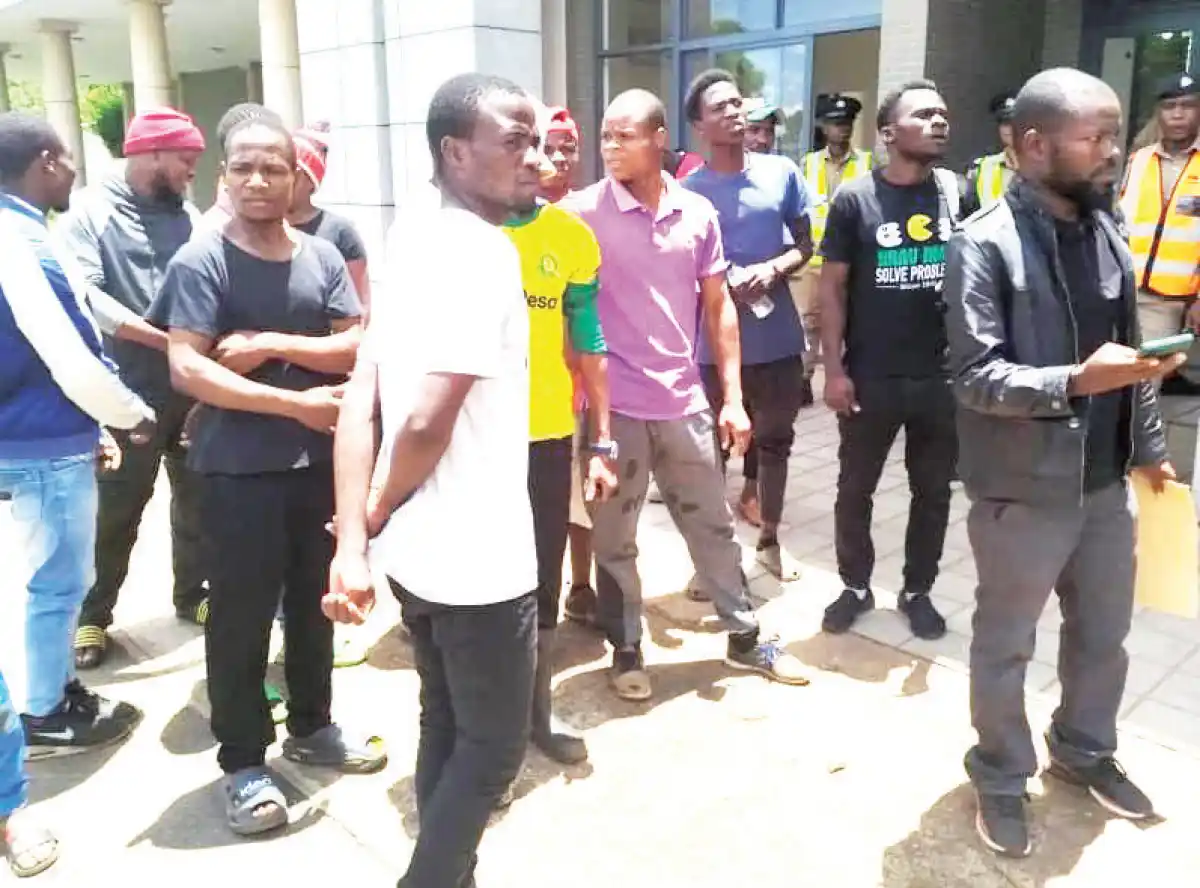 Shop workers protest salaries, 15 arrested