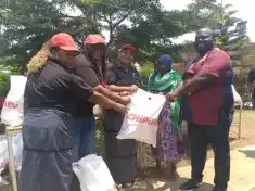 Women’s group donates to elderly in Bangwe